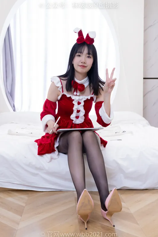 [BoBoSocks袜啵啵] NO.469 小甜豆-高跟鞋、油亮白丝（脚尖透明款）、油亮肉丝（脚尖透明款）、油亮黑丝（脚尖透明款）、红色美甲、小甜豆手写祝福圣诞牌（花絮版） - BoBoSocks袜啵啵